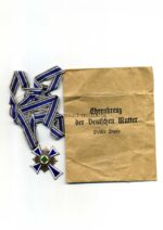 Ehrenkreuz der deutschen Mutter in Bronze (Mutterkreuz) mit Verleihungstüte, „Gebrüder Lange, Lüdenscheid“