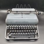 OLYMPIA Schreibmaschine mit SS-Runen Taste