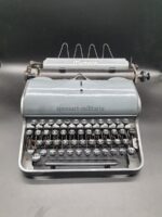 OLYMPIA Schreibmaschine mit SS-Runen Taste