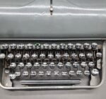 OLYMPIA Schreibmaschine mit SS-Runen Taste – Bild 2