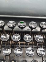 OLYMPIA Schreibmaschine mit SS-Runen Taste – Bild 3