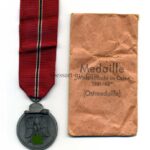 Ostmedaille mit Verleihungstüte, Winterschlacht im Osten 1941/42 (Hst. 28  – Eugen Schmidthäußler, Pforzheim)