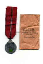 Ostmedaille mit Verleihungstüte, Winterschlacht im Osten 1941/42 (Hst. 28  – Eugen Schmidthäußler, Pforzheim)
