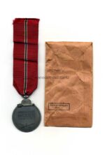 Ostmedaille mit Verleihungstüte, Winterschlacht im Osten 1941/42 (Hst. 28  – Eugen Schmidthäußler, Pforzheim) – Bild 2
