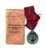 Ostmedaille mit Verleihungstüte, Winterschlacht im Osten 1941/42 (Hst. 4 – Steinhauer & Lück, Lüdenscheid)