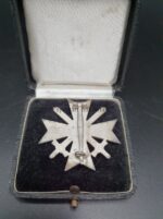 Kriegsverdienstkreuz 1. Klasse mit Schwertern, Hst. 65, im Etui Klein & Quenzer – Bild 2