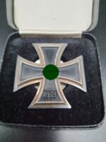 Eisernes Kreuz 1. Klasse an Schraubscheibe Hst. L59 Alois Rettenmaier, Schwäbisch-Gmünd mit Zusatzpunze X, Im Etui, Mint – Bild 2