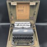 OLYMPIA Schreibmaschine mit SS-Runen Taste und Transportkiste