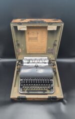 OLYMPIA Schreibmaschine mit SS-Runen Taste und Transportkiste