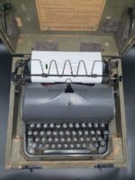 OLYMPIA Schreibmaschine mit SS-Runen Taste und Transportkiste – Bild 3