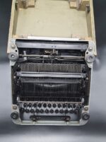 OLYMPIA Schreibmaschine mit SS-Runen Taste und Transportkiste – Bild 5