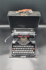 SS-Schreibmaschine Groma Modell N mit Runen Taste der SS