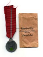 Ostmedaille mit Verleihungstüte, Winterschlacht im Osten 1941/42 (Hst. 28 – Eugen Schmidhäussler, Pforzheim) mit 20 im Bandring markiert)