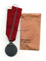 Ostmedaille mit Verleihungstüte, Winterschlacht im Osten 1941/42 (Hst. 28 – Eugen Schmidhäussler, Pforzheim) mit 20 im Bandring markiert) – Bild 2