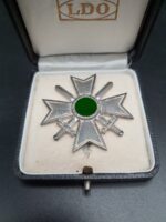 Kriegsverdienstkreuz 1. Klasse mit Schwertern im LDO Etui, Junker – Bild 2