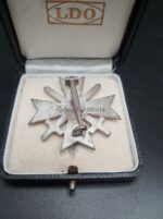 Kriegsverdienstkreuz 1. Klasse mit Schwertern im LDO Etui, Junker – Bild 3
