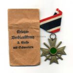 Kriegsverdienstkreuz 2. Klasse 1939 mit Schwertern mit Verleihungstüte, Hst. 1 - Deschler & Sohn, München