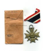 Kriegsverdienstkreuz 2. Klasse 1939 mit Schwertern mit Verleihungstüte, Hst. 1 - Deschler & Sohn, München – Bild 2