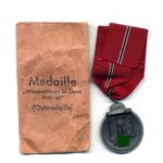 Ostmedaille, Winterschlacht im Osten 1941/42 mit Verleihungstüte (Hst. 10 – Förster & Barth, Pforzheim)