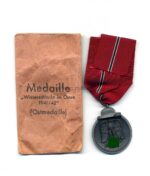 Ostmedaille, Winterschlacht im Osten 1941/42 mit Verleihungstüte (Hst. 10 – Förster & Barth, Pforzheim)