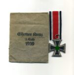 Eisernes Kreuz 2. Klasse 1939 – Hersteller 25 ( Arbeitsgemeinschaft der Graveur-, Gold- und Silberschmiedeinnungen, Hanau am Main) – Mit Verleihungstüte