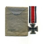 Eisernes Kreuz 2. Klasse 1939 – Hersteller 25 ( Arbeitsgemeinschaft der Graveur-, Gold- und Silberschmiedeinnungen, Hanau am Main) – Mit Verleihungstüte – Bild 2