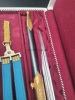 Deutsche Demokratische Republik (DDR) Ehrendolch der Nationalen Volksarmee (NVA) für Generale der Luftstreitkräfte im weißen Etui ( Für ausgezeichnete Leistungen) – Bild 7
