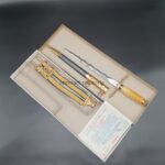 DDR NVA Ehrendolch für Offiziere (Militärärzte) mit geflammter Klinge mit Gehänge und Koppelschlaufe in nummerngleicher Schachtel, sehr selten
