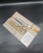 DDR NVA Ehrendolch für Offiziere (Militärärzte) mit geflammter Klinge mit Gehänge und Koppelschlaufe in nummerngleicher Schachtel, sehr selten
