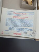 DDR NVA Ehrendolch für Offiziere (Militärärzte) mit geflammter Klinge mit Gehänge und Koppelschlaufe in nummerngleicher Schachtel, sehr selten – Bild 2