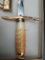 DDR NVA Ehrendolch für Offiziere (Militärärzte) mit geflammter Klinge mit Gehänge und Koppelschlaufe in nummerngleicher Schachtel, sehr selten – Bild 4