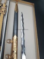 DDR NVA Ehrendolch für Offiziere (Militärärzte) mit geflammter Klinge mit Gehänge und Koppelschlaufe in nummerngleicher Schachtel, sehr selten – Bild 6
