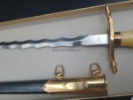 DDR NVA Ehrendolch für Offiziere (Militärärzte) mit geflammter Klinge mit Gehänge und Koppelschlaufe in nummerngleicher Schachtel, sehr selten – Bild 8