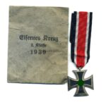 Eisernes Kreuz 2. Klasse 1939 mit Tüte, Hst.122 (J.J. Stahl Straßburg) , selten