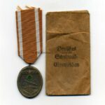 Deutsches Schutzwall-Ehrenzeichen mit Verleihungstüte, Herst. Metallwarenfabrik Anton Markovsky's Sohn, Gablonz/Neiße