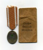 Deutsches Schutzwall-Ehrenzeichen mit Verleihungstüte, Herst. Metallwarenfabrik Anton Markovsky's Sohn, Gablonz/Neiße