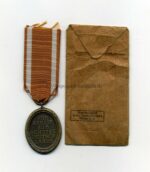 Deutsches Schutzwall-Ehrenzeichen mit Verleihungstüte, Herst. Metallwarenfabrik Anton Markovsky's Sohn, Gablonz/Neiße – Bild 2