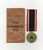 Kriegsverdienstmedaille 1939 mit Tüte, Hst. Rudolf Berge, Gablonz/Neiße