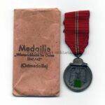 Ostmedaille mit Verleihungstüte, Hst. 30- "Hauptmünzamt Wien", Winterschlacht im Osten 1941/42
