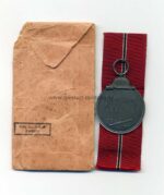 Ostmedaille mit Verleihungstüte, Hst. 127- "Moritz Hausch A.G., Pforzheim", Winterschlacht im Osten 1941/42 – Bild 2