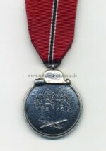 Ostmedaille, Winterschlacht im Osten 1941/42 (Hst. 25 – Arbeitsgemeinschaft der Graveur-, Gold- und Silberschmiedeinnungen, Hanau) – Bild 2