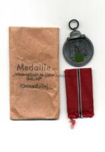 Ostmedaille mit Verleihungstüte, Hst. 26 – “B.H. Mayer Kunstprägeanstalt, Pforzheim”, Winterschlacht im Osten 1941/42
