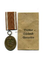 Schutzwall Ehrenzeichen und Verleihungstüte, Hst. Carl Poellath Schrobenhausen