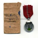 Ostmedaille mit Verleihungstüte, Winterschlacht im Osten 1941/42 (Hst. 61 – Rudolf A. Karneth & Sohn, Gablonz)