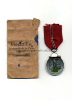 Ostmedaille mit Verleihungstüte, Winterschlacht im Osten 1941/42 (Hst. 61 – Rudolf A. Karneth & Sohn, Gablonz)