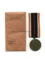 Kriegsverdienstmedaille 1939 mit Tüte und Urkunde – Bild 2