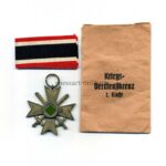 Kriegsverdienstkreuz 2.Klasse 1939 mit Schwertern und Verleihungstüte, Hst. 107 – Carl Wild, Hamburg