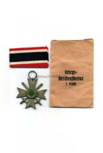 Kriegsverdienstkreuz 2.Klasse 1939 mit Schwertern und Verleihungstüte, Hst. 107 – Carl Wild, Hamburg