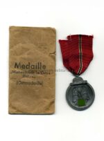 Ostmedaille mit Verleihungstüte, (Hst. 60 - Katz & Deyhle, Pforzheim), Winterschlacht im Osten 1941/42