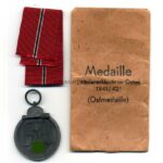 Ostmedaille mit Verleihungstüte, Winterschlacht im Osten 1941/42 (Hst. 3 – Wilhelm Deumer, Lüdenscheid)